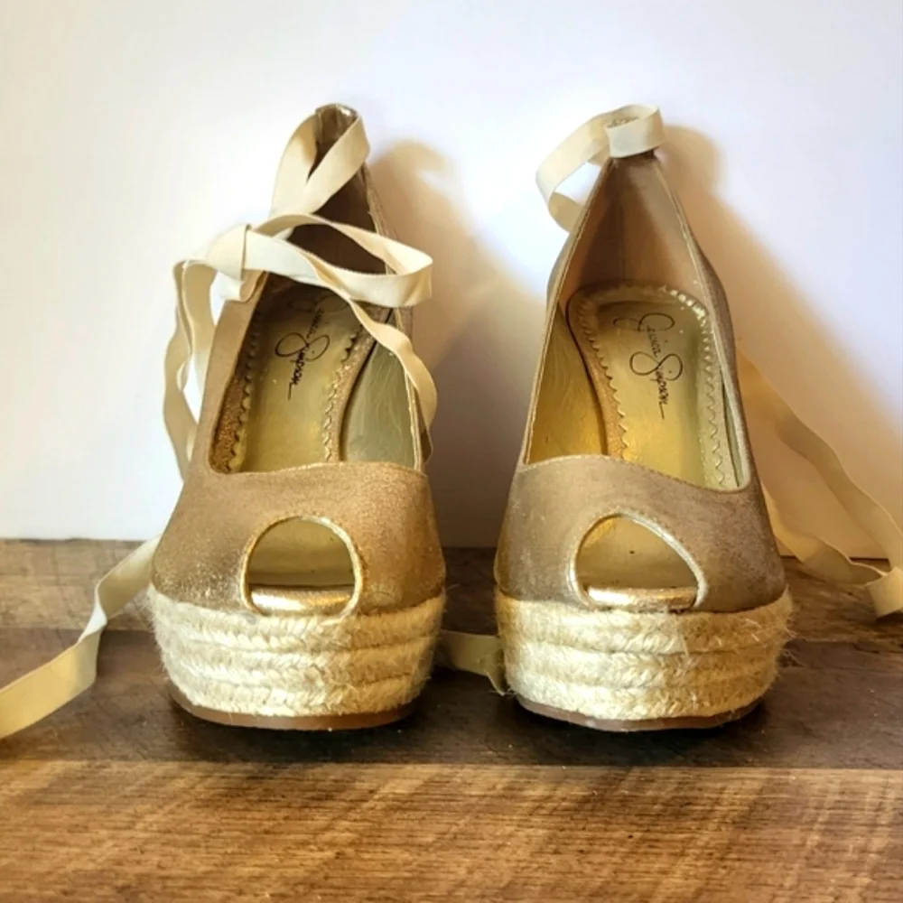 NWOT Jessica Simpson 8.5US Gold Wedge Platform Shoe for Holiday Christmas Party